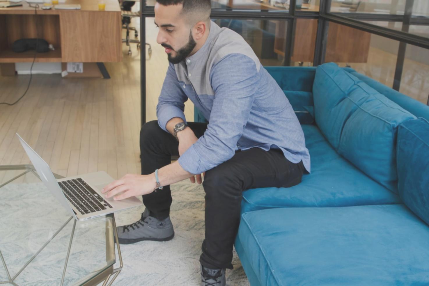 Finanzanalyst bei der Arbeit mit Datenvisualisierungen